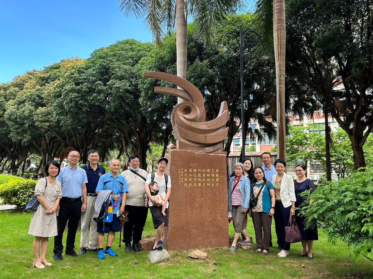杰出校友邵建寅先生之女邵蓝玉女士 携家人走访我院,赓续前缘 杰出校友邵建寅先生之女邵蓝玉女士 携家人走访我院,赓续前缘