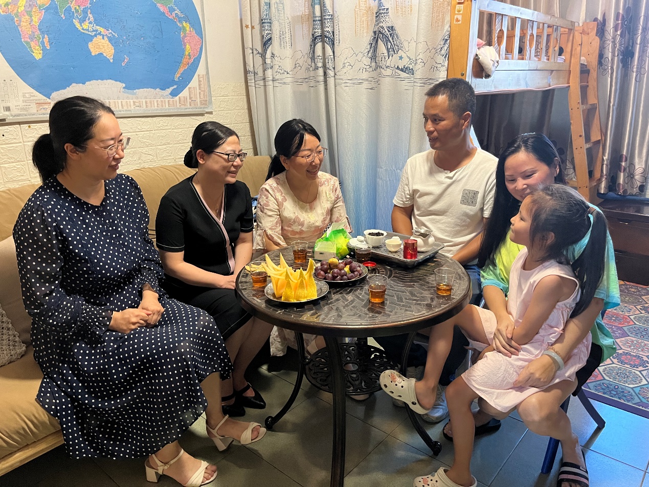 幸福来敲门——院领导走访慰问我院教职员工 幸福来敲门——院领导走访慰问我院教职员工